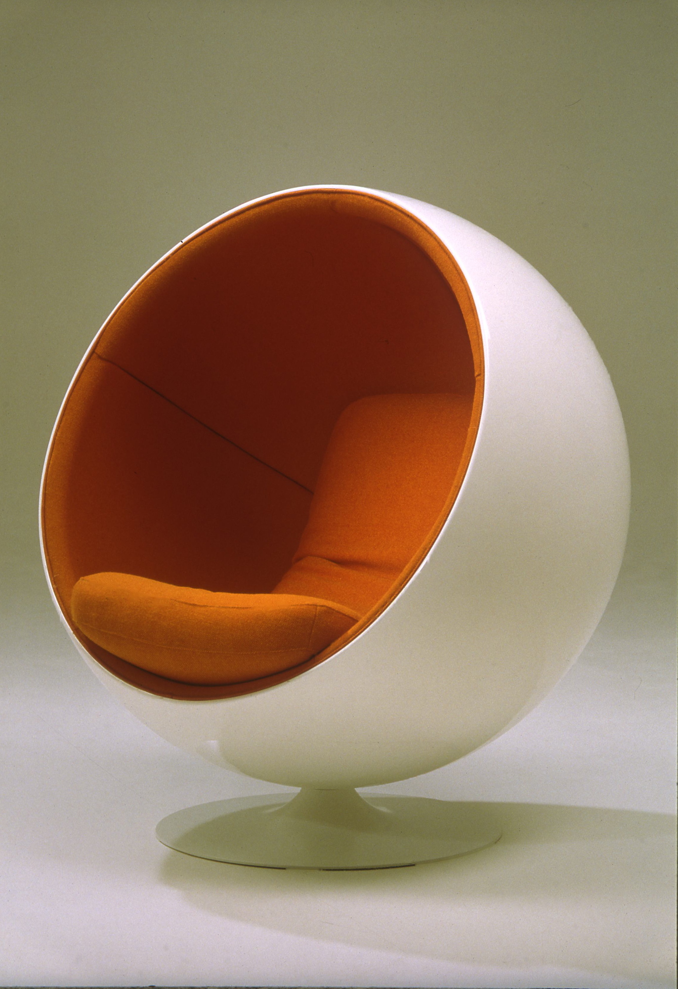 Weißer Ball Chair Sessel mit orangefarbener Innenausstattung. Designklassiker für modernes Wohnen und stilvolles Interieur.