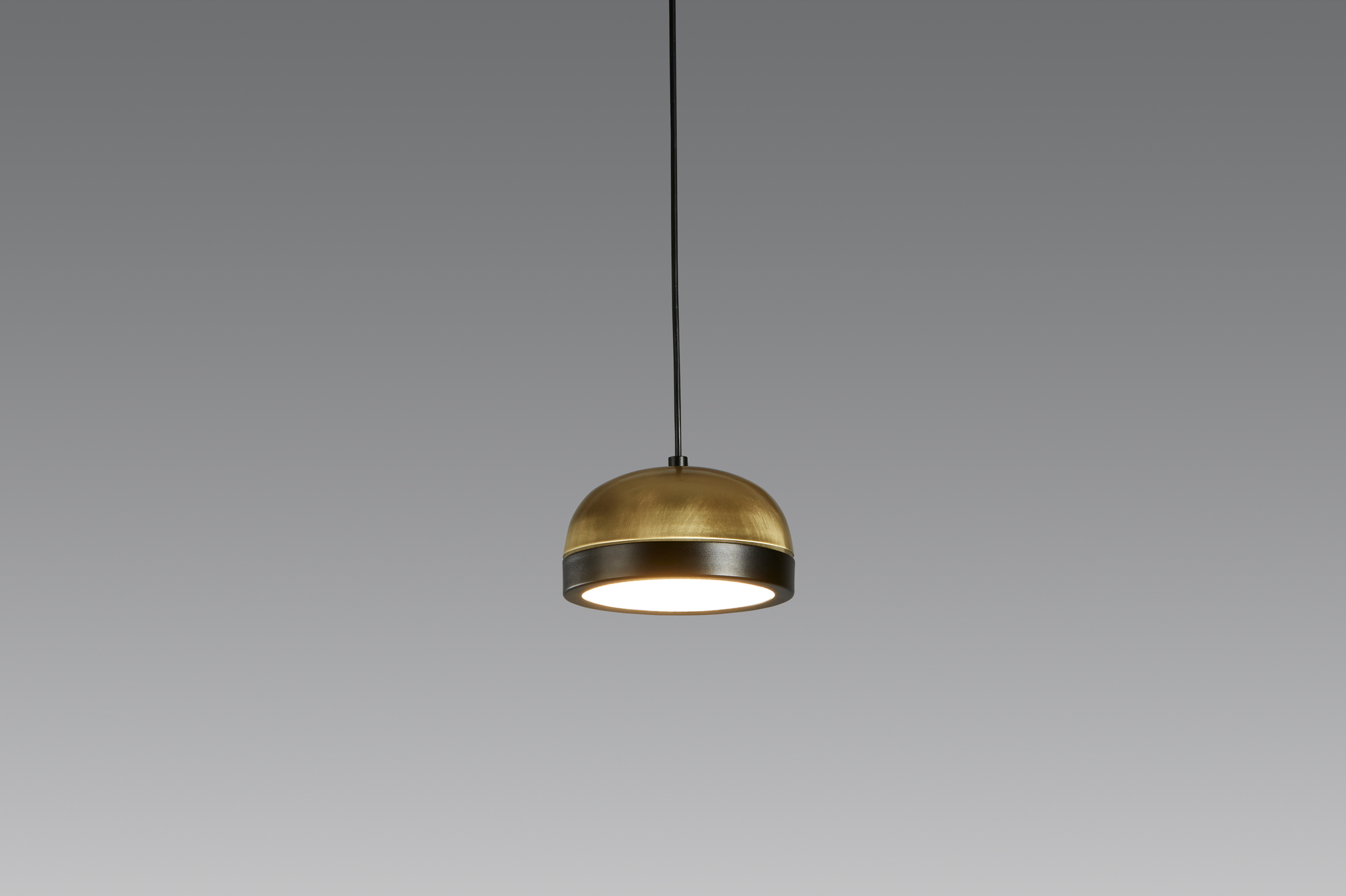 Nahaufnahme der modernen Tooy Molly Pendelleuchte mit Messing- und Schwarztönen. Design Lampe für Wohnräume.