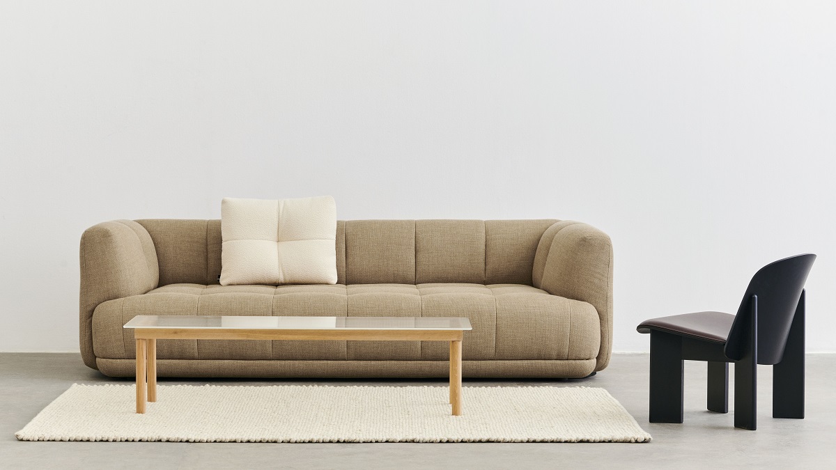 Beiger Peas Teppich von Hay unter Couchtisch und Sofa in minimalistischem Wohnzimmer.