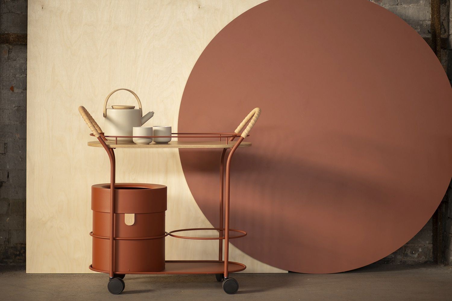 Bistro Servierwagen in Terrakotta mit Teekanne und Tassen. Moderner Trolley für Küche und Wohnzimmer.