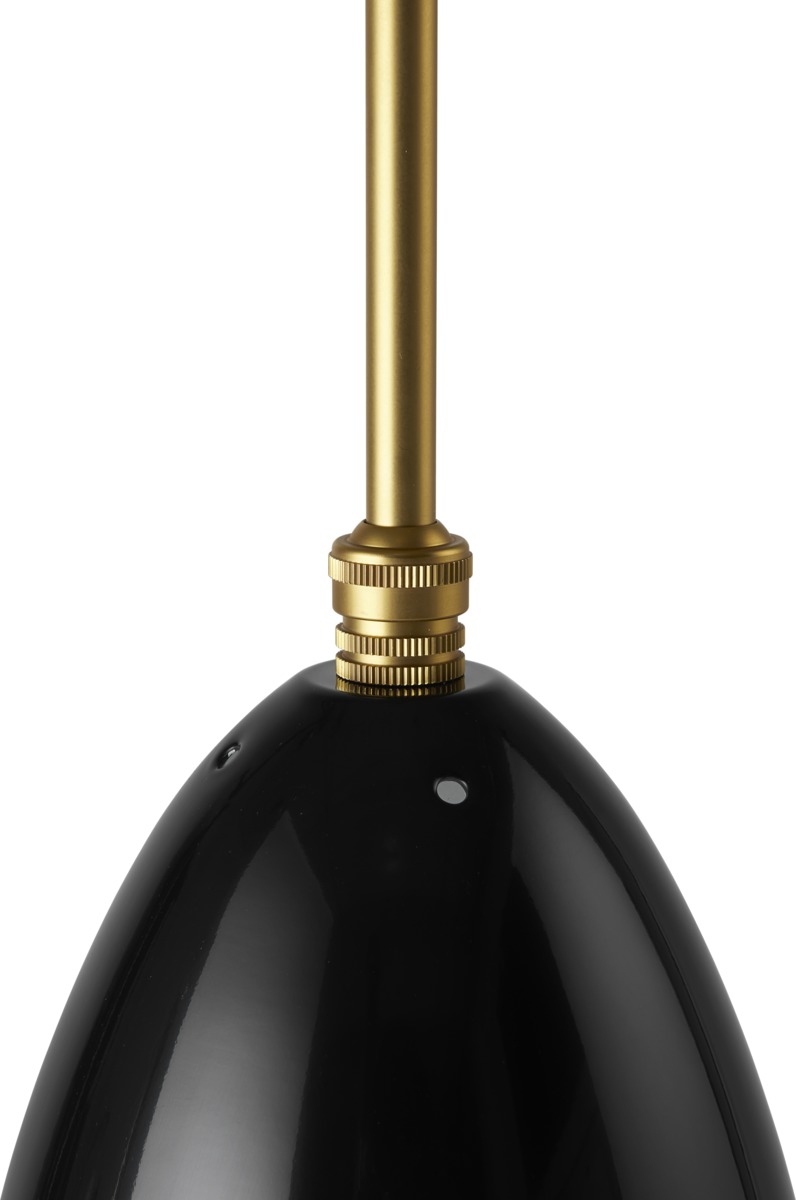 Detailaufnahme: Gräshoppa Pendelleuchte von Gubi, schwarz glänzend mit goldenen Akzenten. Design Lampe für Wohnzimmer und Esszimmer.