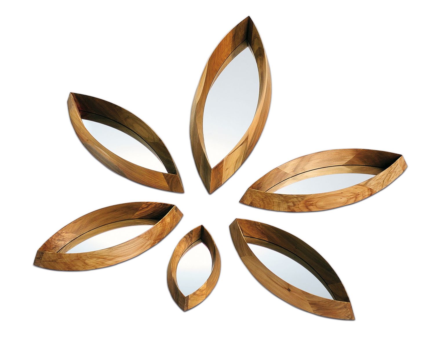 Mamanonmama Spiegel von Casamania Horm, Ausführung C: Sechs ovale Spiegel mit Holzrahmen in Blütenform.