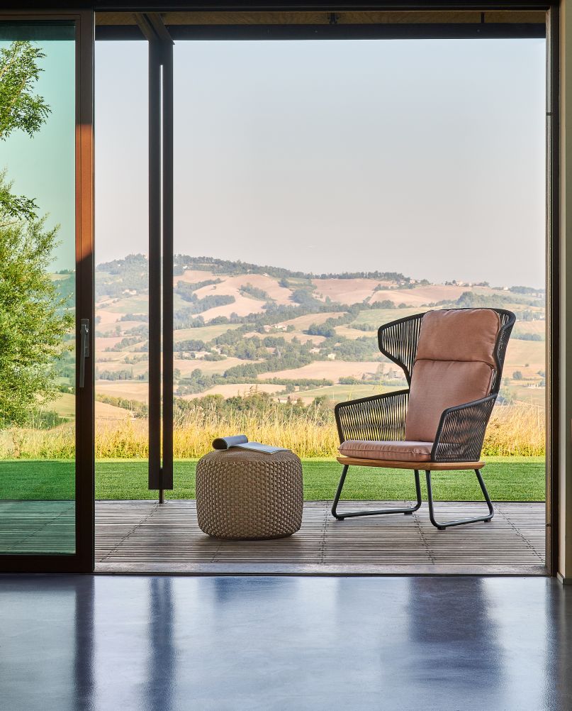 Denia Relax Sessel von Weishäupl mit Zori Gari Sitzpolster und passendem Outdoor Hocker.