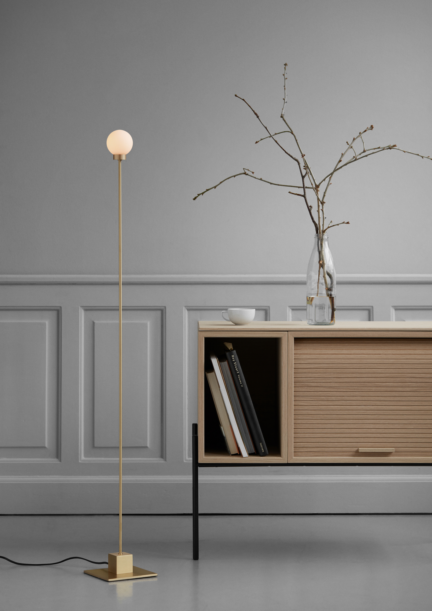 Weiße Snowball Stehleuchte von Northern, moderne LED Bodenleuchte mit goldenem Gestell.