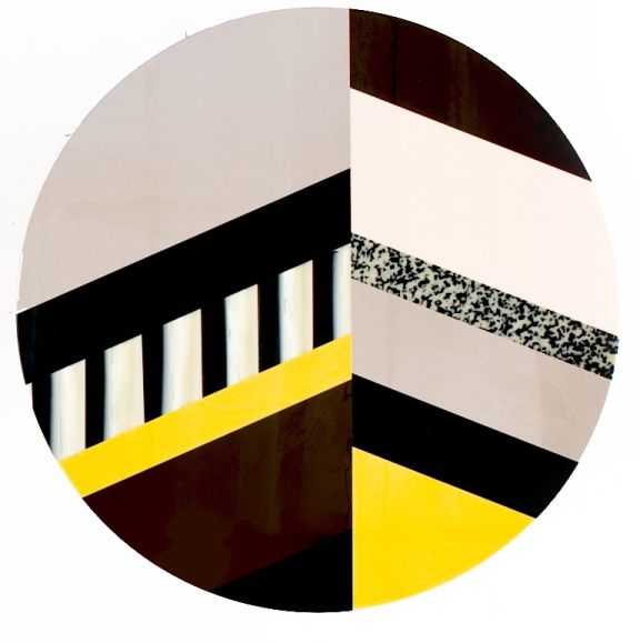 Fishbone Tischplatte von Moroso, rund, gelb, mit abstraktem Muster in Schwarz, Weiß und Braun.