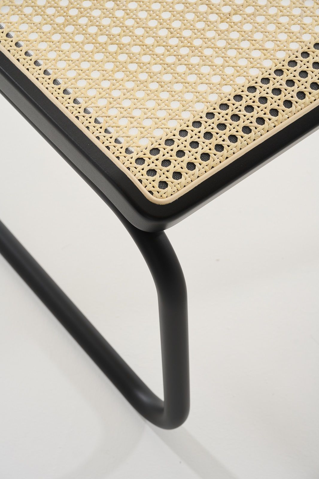 Detailaufnahme Thonet S 32 VL Lounge Chair Sessel mit Wiener Geflecht und schwarzem Stahlrohr.