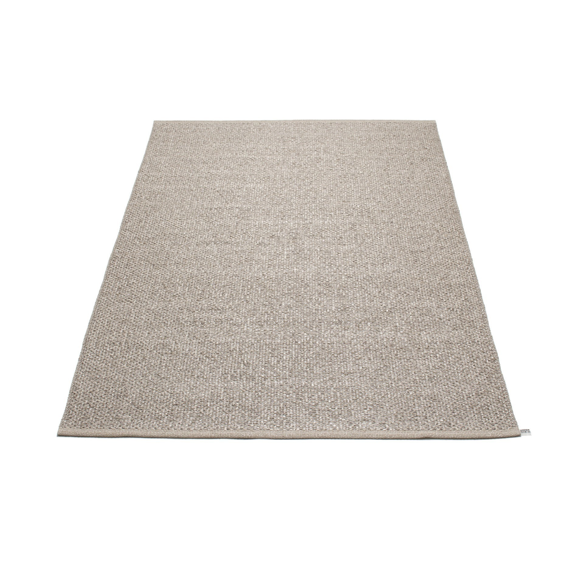 Svea Kunststoffteppich in Schlamm, 140x220 cm, von Pappelina. Moderner Teppich für Innen und Außen.