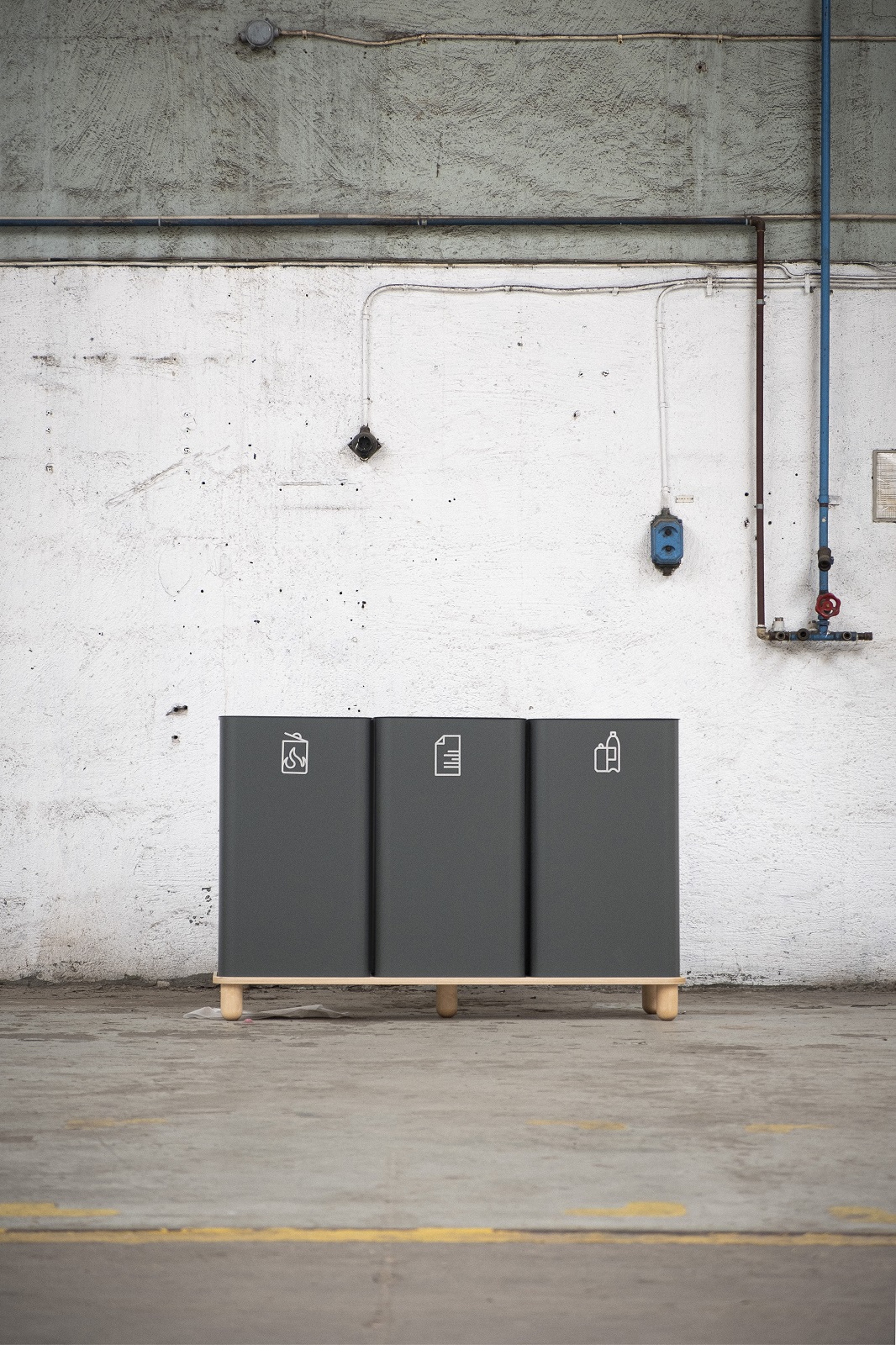 Arkad Bin Mülleimer zur Mülltrennung, graue Abfallbehälter mit Symbolen für Papier, Plastik und Restmüll.