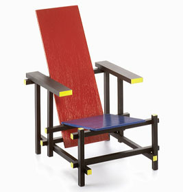 Rood blauwe stoel Miniatur von Vitra: Designklassiker mit roter Rückenlehne, blauem Sitz und schwarzen Armlehnen.