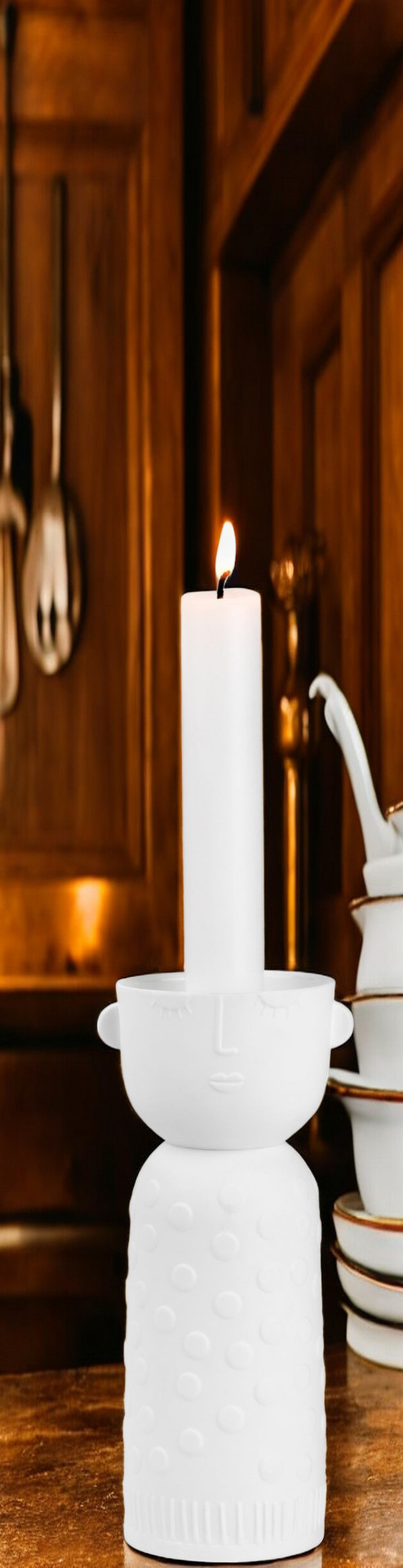 Detailaufnahme: Räder Porzellangeschichten Luna Kerzenhalter mit brennender Kerze, weiße Keramik, modernes Design.