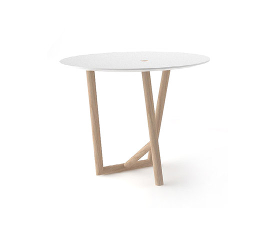 Klara Tisch von Moroso, runder Beistelltisch mit weißer MDF-Platte und hellem Holzgestell.