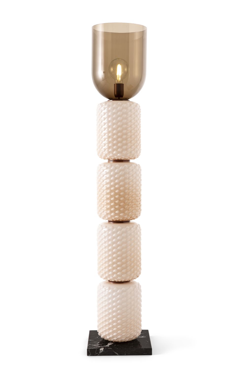 Ficupala Stehleuchte von Cassina mit braunem Glasschirm und strukturiertem, weißem Lampenfuß. Design Stehlampe für Wohnzimmer.