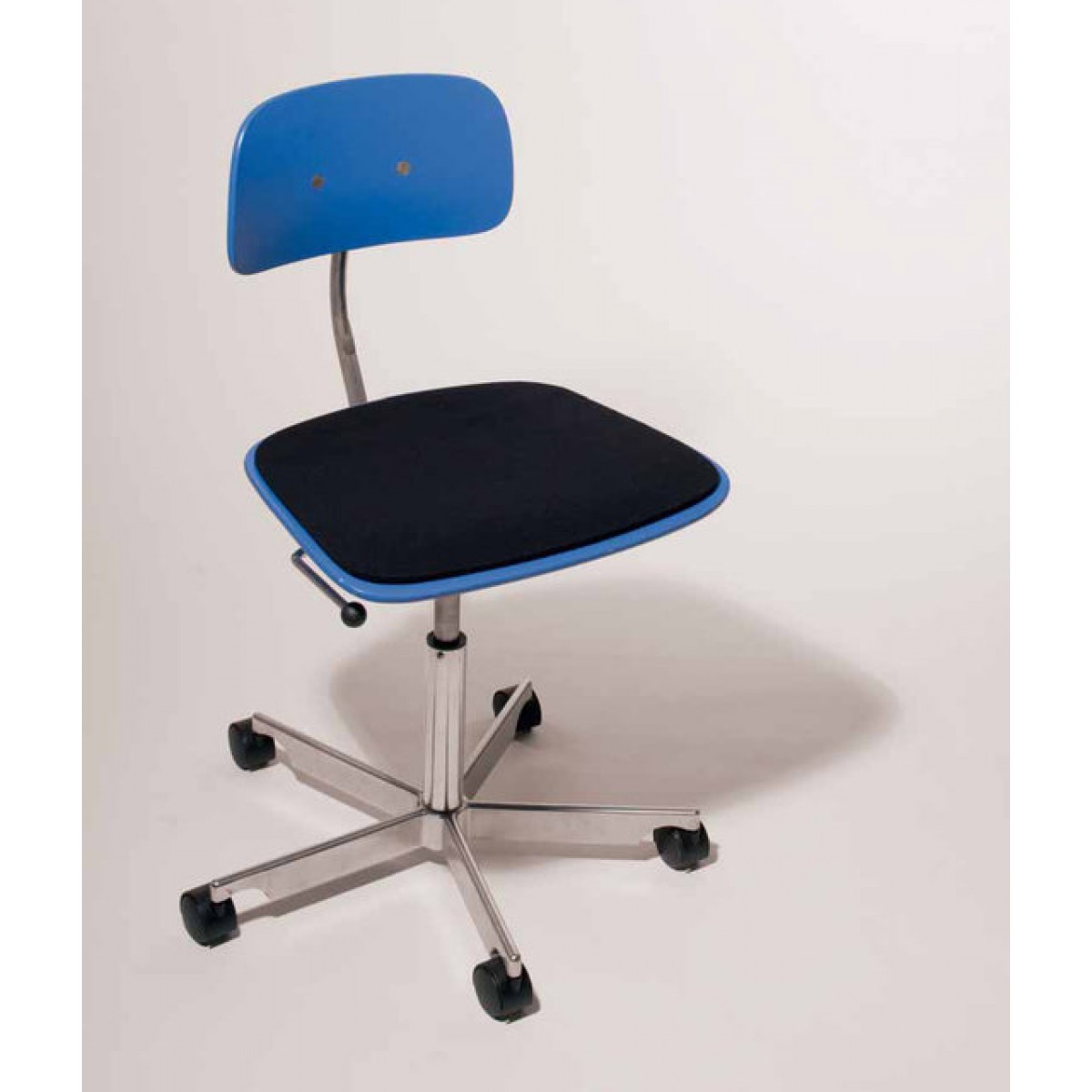 Kevi Stuhl mit Filz Sitzauflage in Schwarz und blauer Rückenlehne, Bürostuhl mit Rollen.