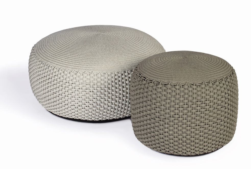 Zwei Weishäupl Pouf Hocker, geflochten, für Indoor und Outdoor, in Grau- und Beigetönen.