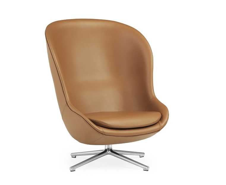 Hyg Lounge Chair von Normann Copenhagen, hoher Sessel mit braunem Lederbezug und Drehgestell.