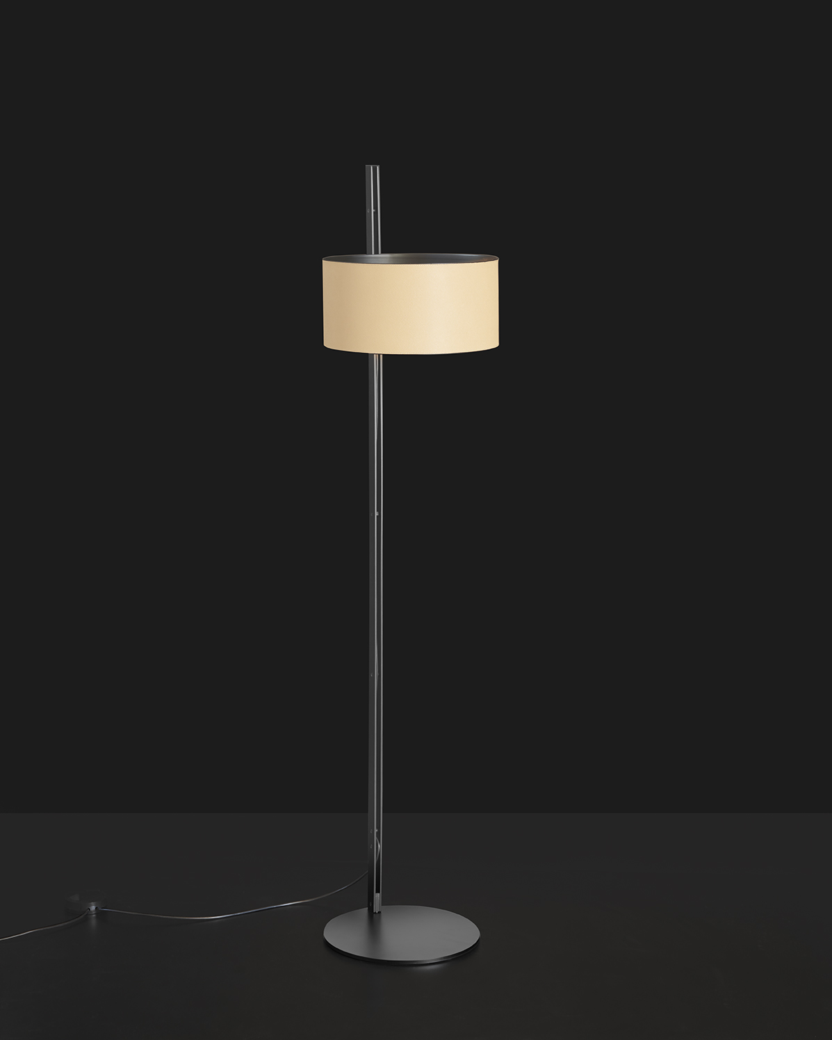 Parallel 396 Stehleuchte von Oluce: Moderne Stehlampe mit beigem Lampenschirm und schlankem, silberfarbenem Gestell.