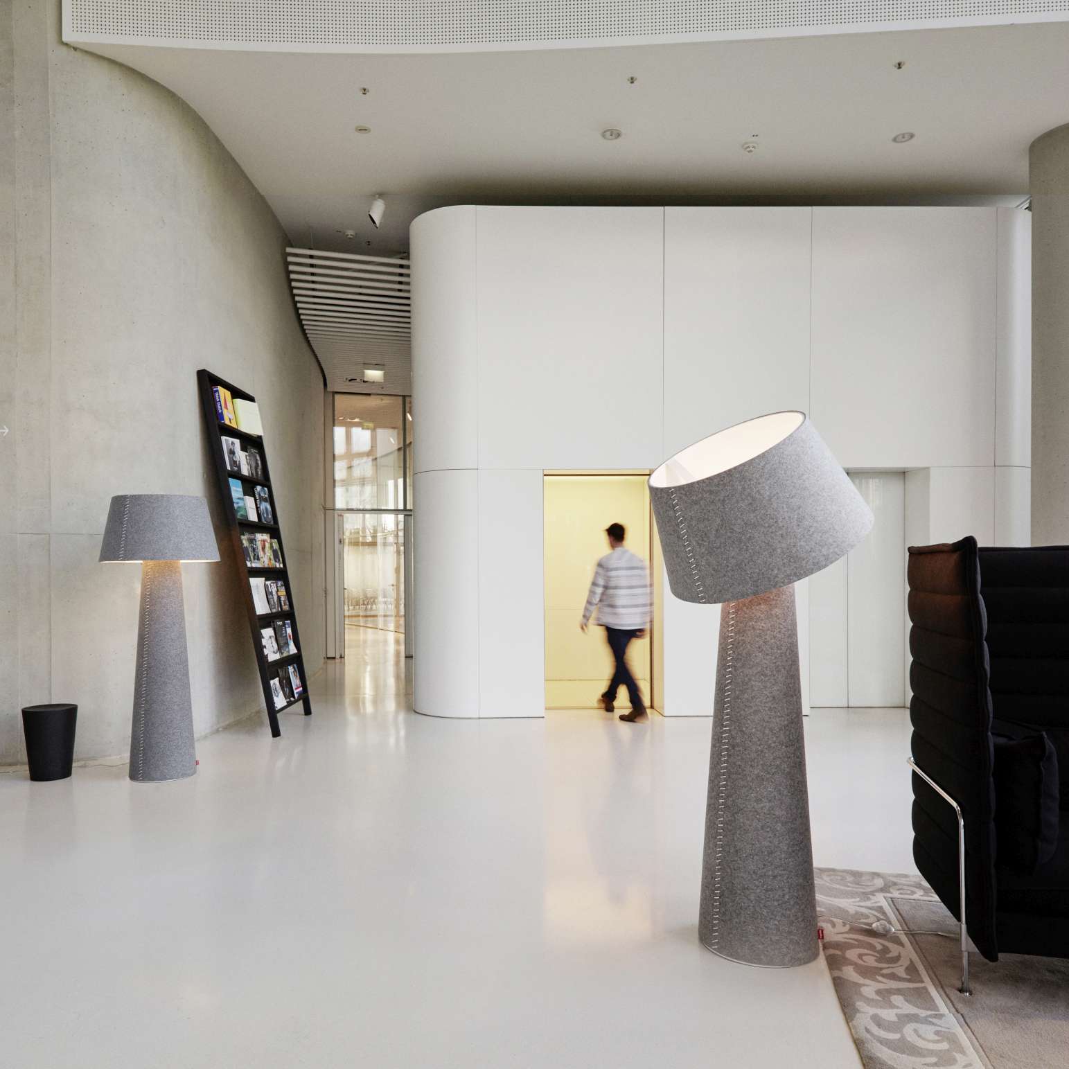 Alice XL Stehleuchte von Moree, grauer Stoffschirm, modernes Design für Wohnräume und Büros.