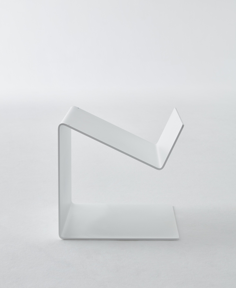 Weißer Buk Beistelltisch von Müller Möbelwerkstätten, minimalistisches Design, ideal als Nachttisch oder Ablage.