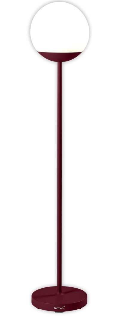 Mooon! Stehleuchte in Schwarzkirsche von Fermob. Moderne Bodenleuchte mit rundem Lampenschirm und schlankem Design.
