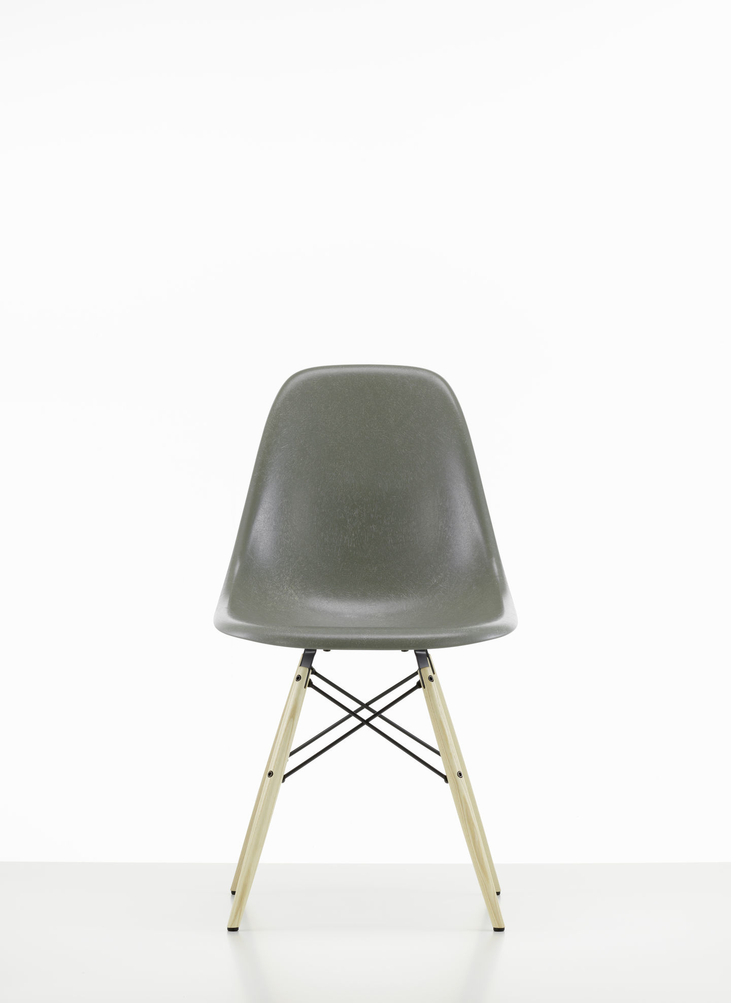Eames DSW Stuhl in Navy Blue mit honigfarbenem Eschenholzgestell. Designklassiker für Wohn- und Esszimmer.
