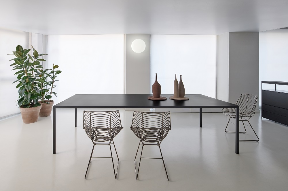 Flow Filo Stuhl von MDF Italia mit Kufengestell, geeignet für Indoor und Outdoor, im minimalistischen Design.