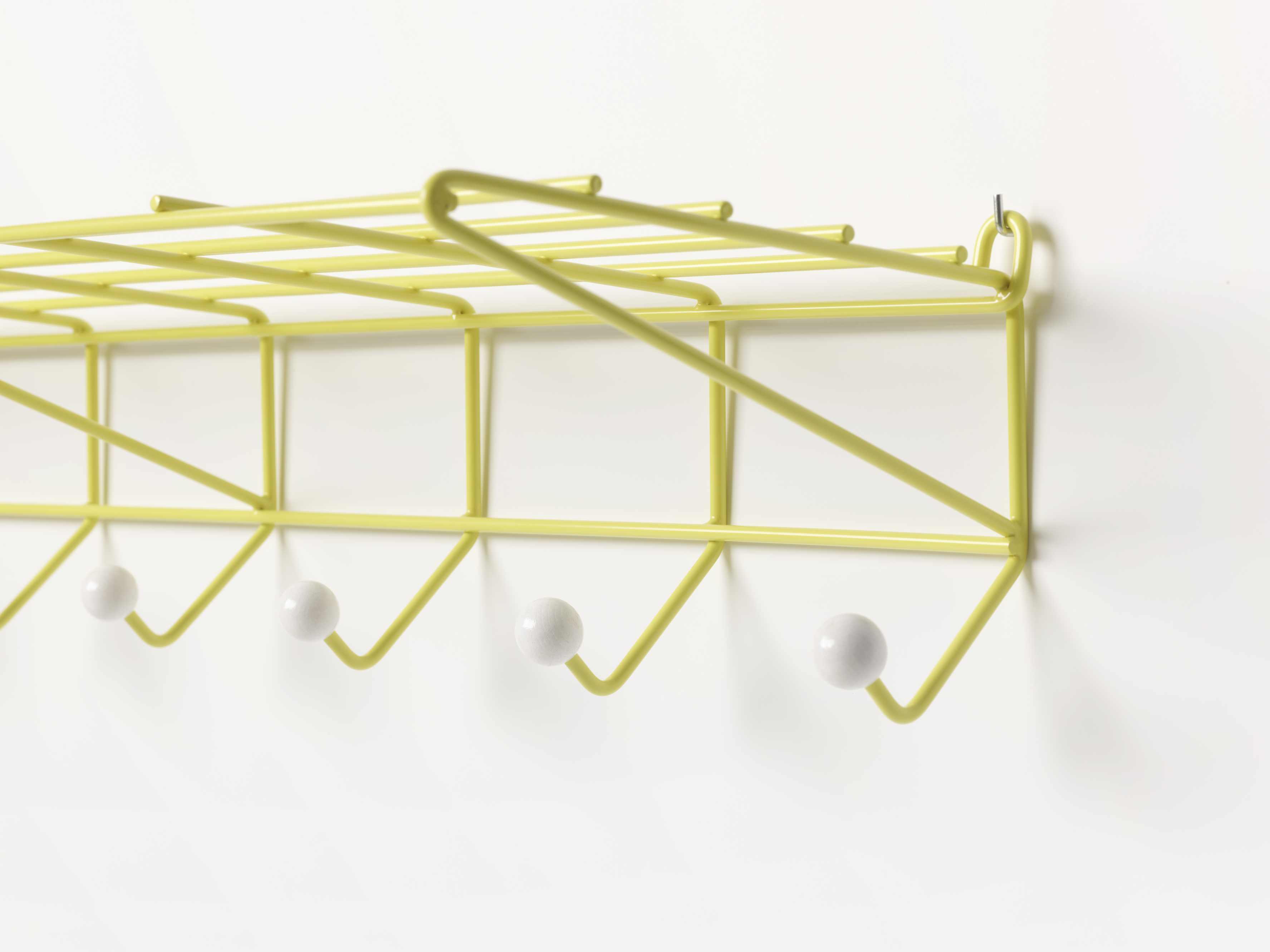Gelbe Draht-Garderobe DZ 05 mit Ablage und weißen Haken, modernes Wandregal für Flur.
