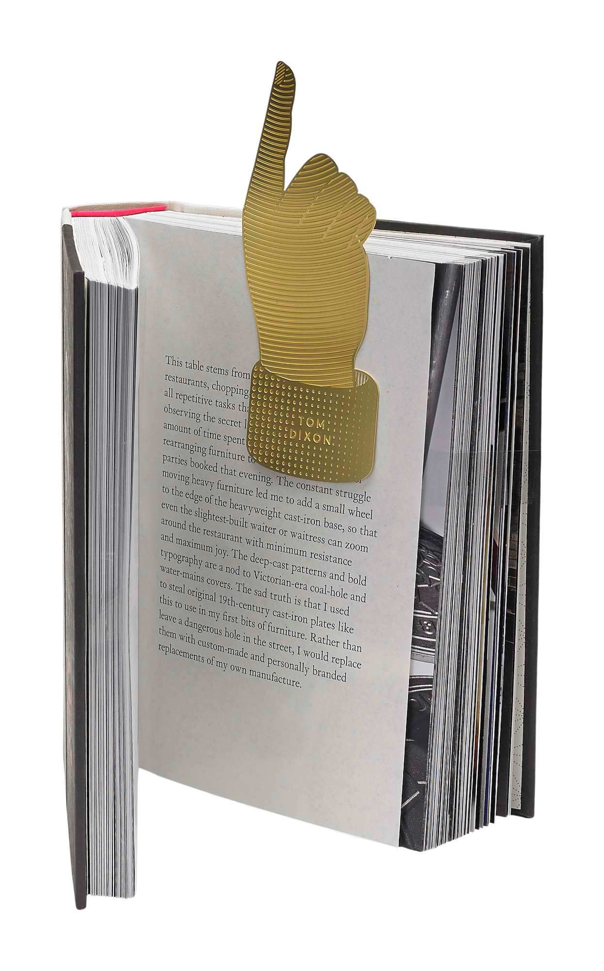 Goldenes "Tool the Bookworm" Lesezeichen in Handform von Tom Dixon, das in einem Buch steckt.