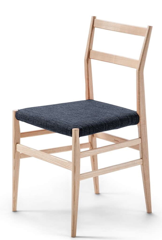Cassina Leggera Stuhl 646: Holzstuhl mit blauem Stoffbezug, Designklassiker für Esszimmer und Wohnbereich.