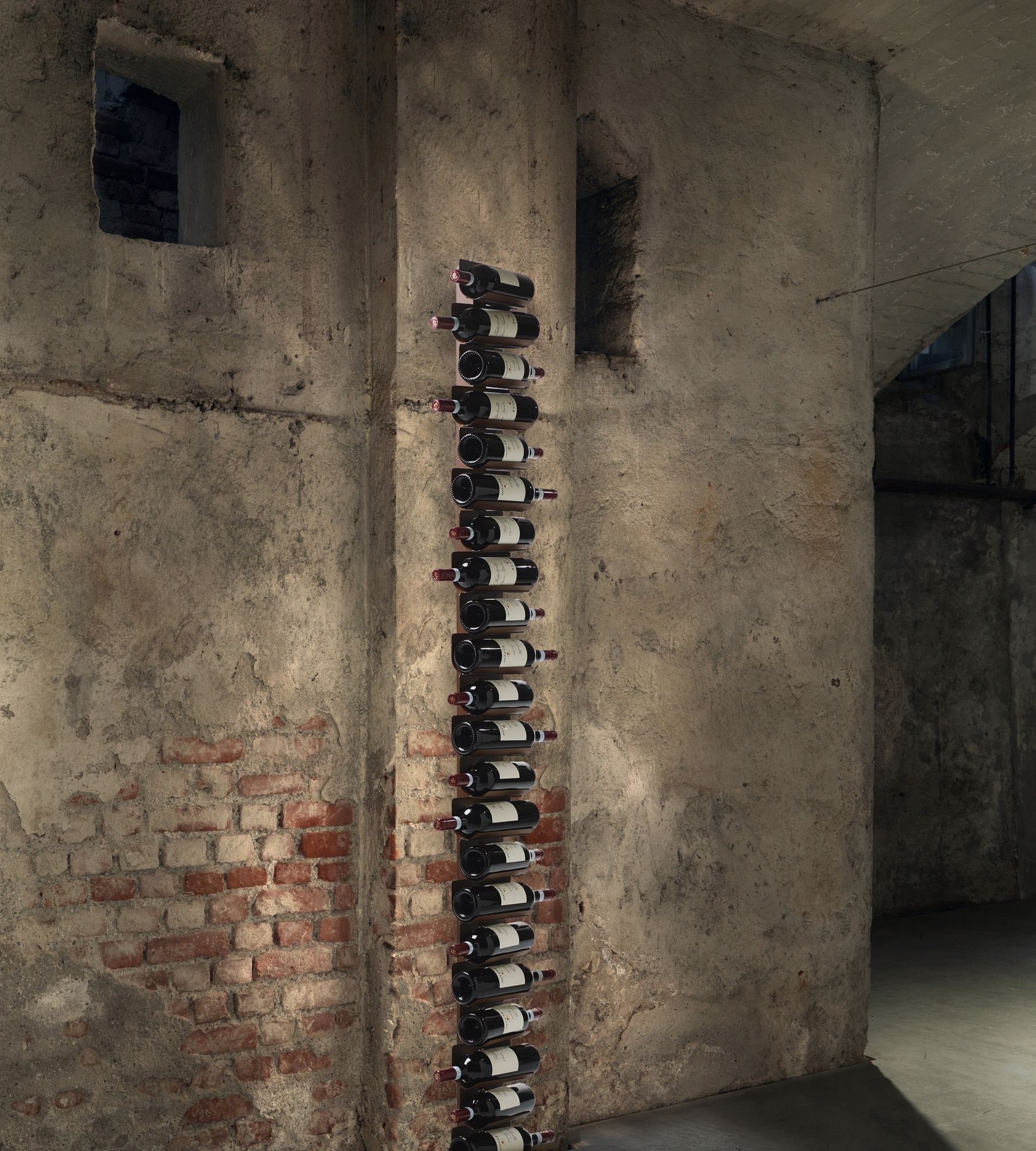 Ptolomeo Vino Weinregal an rustikaler Wand mit Weinflaschen. Modernes Weinregal für stilvolle Weinlagerung.