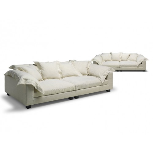 Beige Sofas mit vielen Kissen, Nebula Nine Kissen von Moroso Diesel, modernes Wohnzimmer Design.