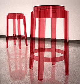 Zwei rote Charles Ghost Hocker von Kartell, transparentes Design, moderne Barhocker für Küche oder Bar.
