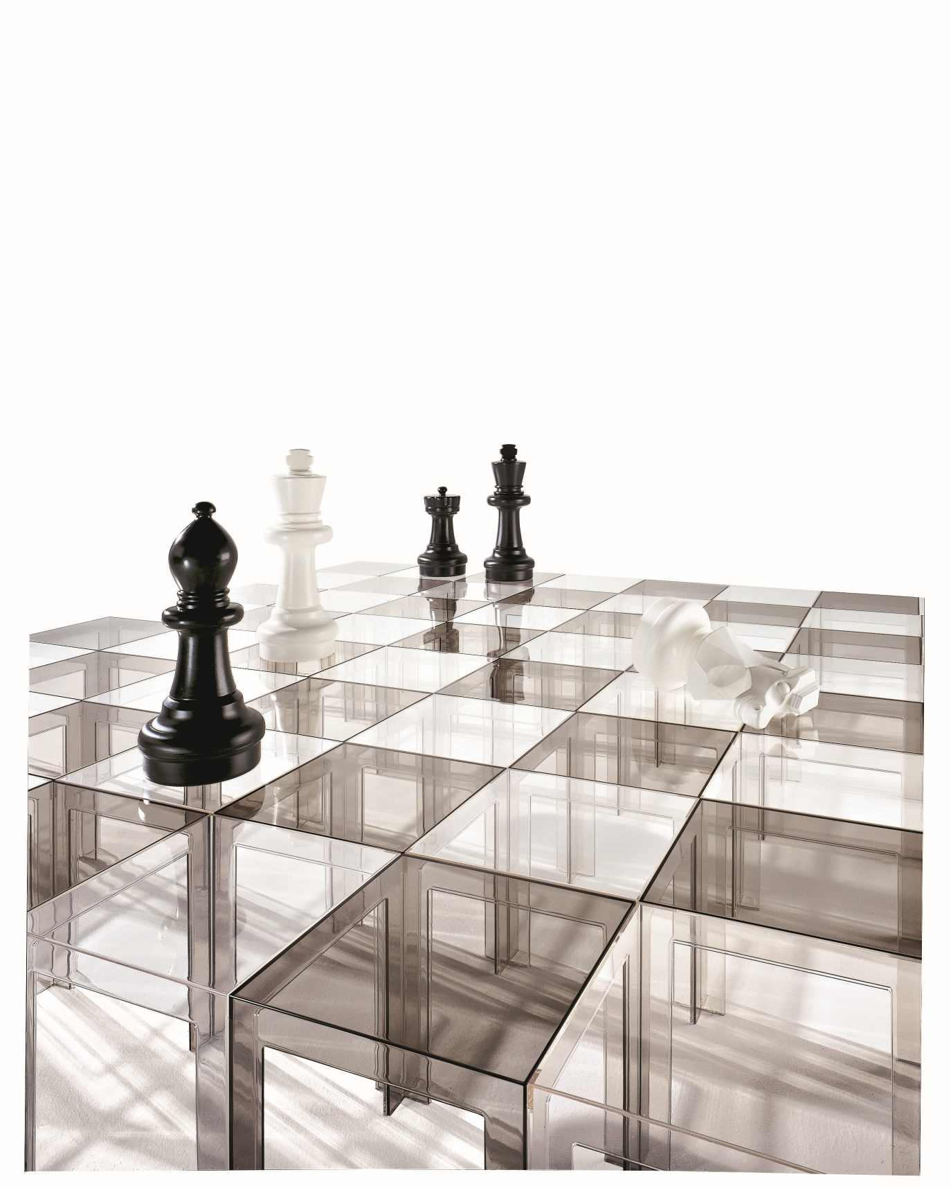 Jolly Beistelltisch von Kartell, transparent, als Schachbrett mit Schachfiguren inszeniert. Design Beistelltisch aus Kunststoff.