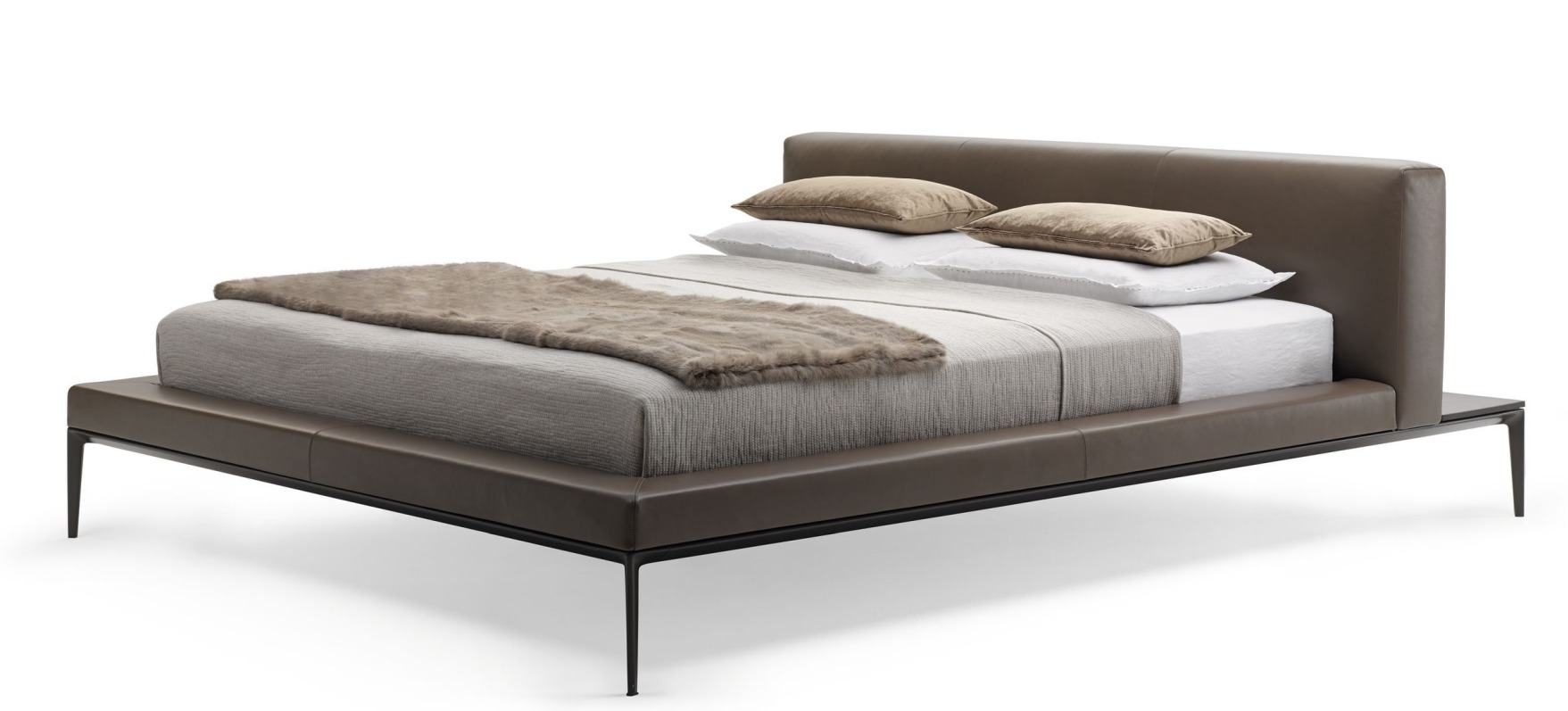 Jaan Bett von Walter Knoll: Modernes Lederbett in Braun mit Kissen und Decke.