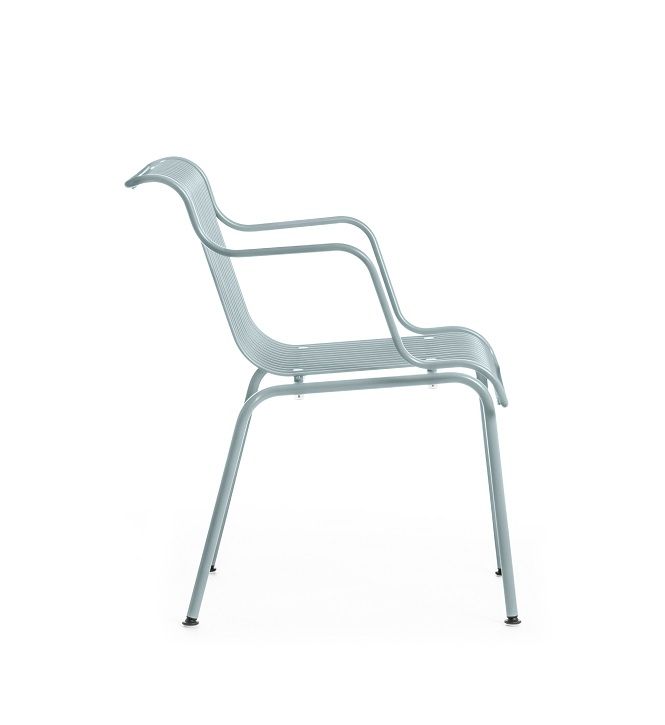 South Outdoor Chair von Magis, blauer Metallstuhl für Garten und Terrasse, Seitenansicht.