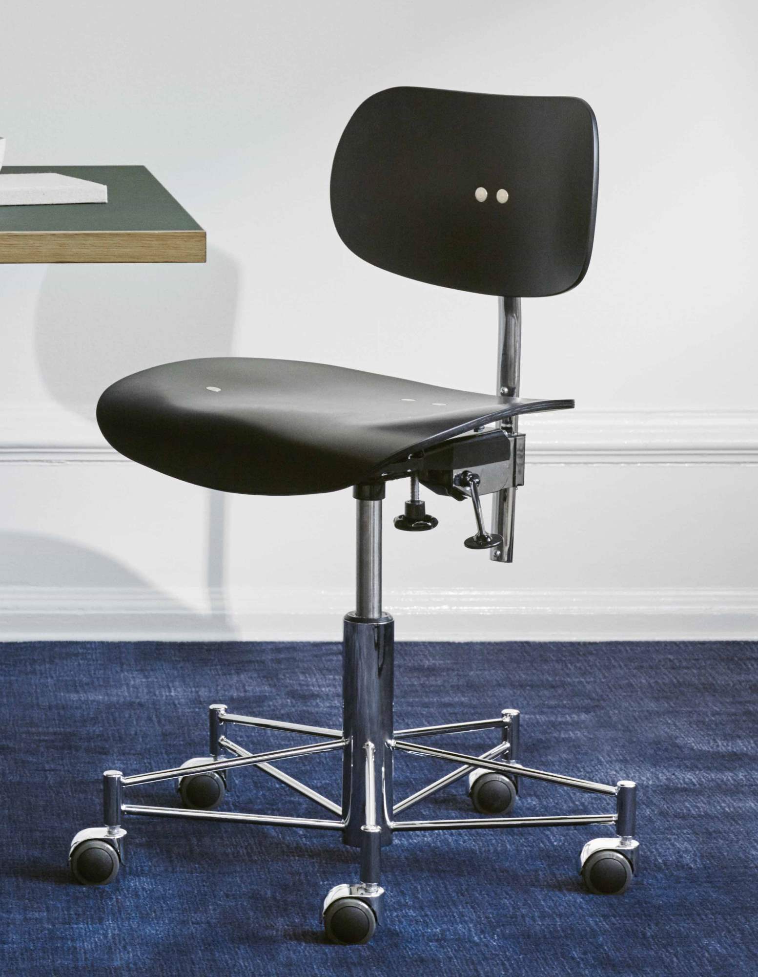 SBG 197 R Drehstuhl von Wilde+Spieth: Ergonomischer Bürostuhl mit schwarzer Sitzfläche und Rückenlehne.