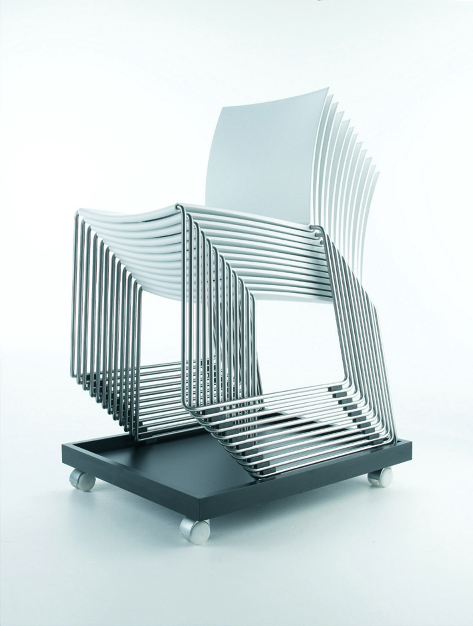 Stapel M1 Outdoor Stühle von MDF Italia auf einem Rollwagen. Metallgestell, modernes Design.