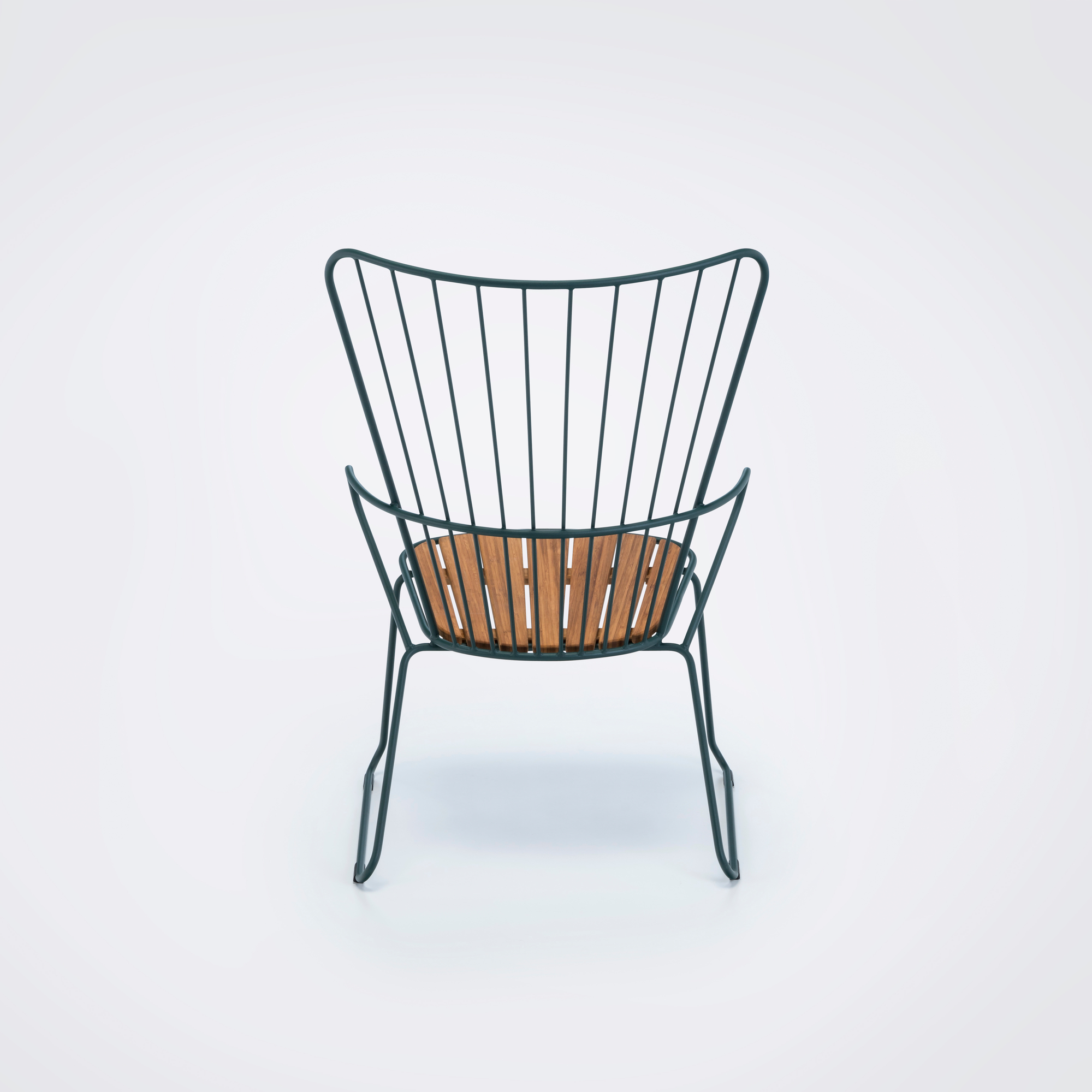 Paon Outdoor Lounge Chair von Houe: Gartenstuhl mit Holz-Sitzfläche und filigranem Metallgestell.