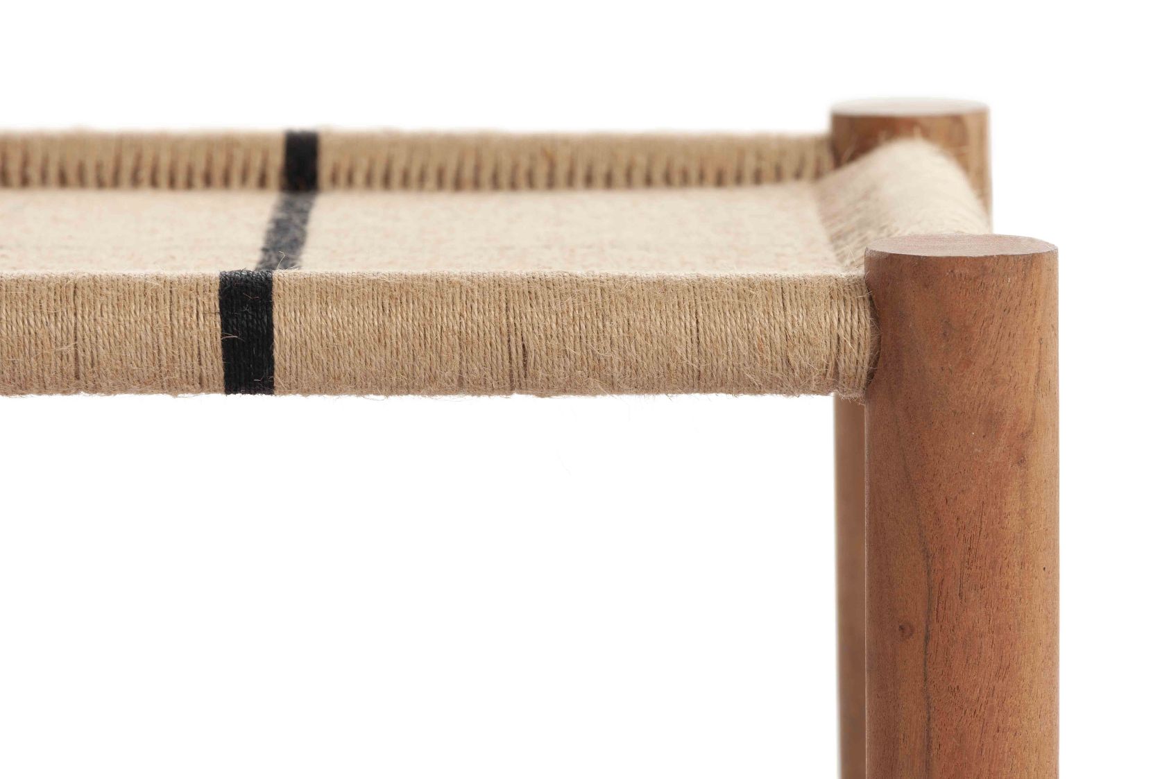 Detailaufnahme: Roots Hocker mit Holzbeinen und Sitzfläche aus Naturfasern mit schwarzem Akzent.