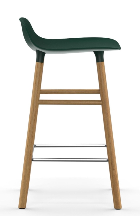 Normann Copenhagen Form Barhocker H 65 cm mit Holzbeinen und grüner Sitzfläche.