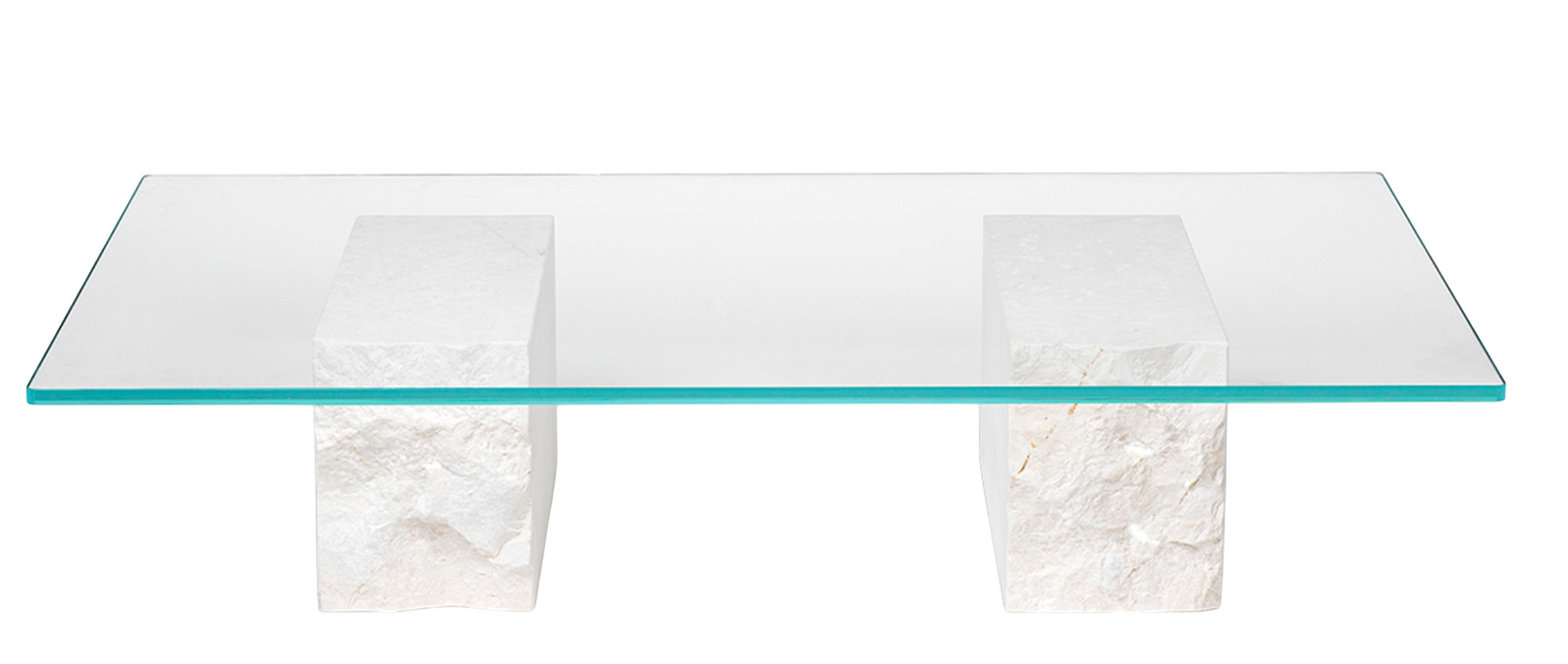Mineral Couchtisch mit Glasplatte und zwei weißen, strukturierten Steinsockeln. Ferm Living Design.