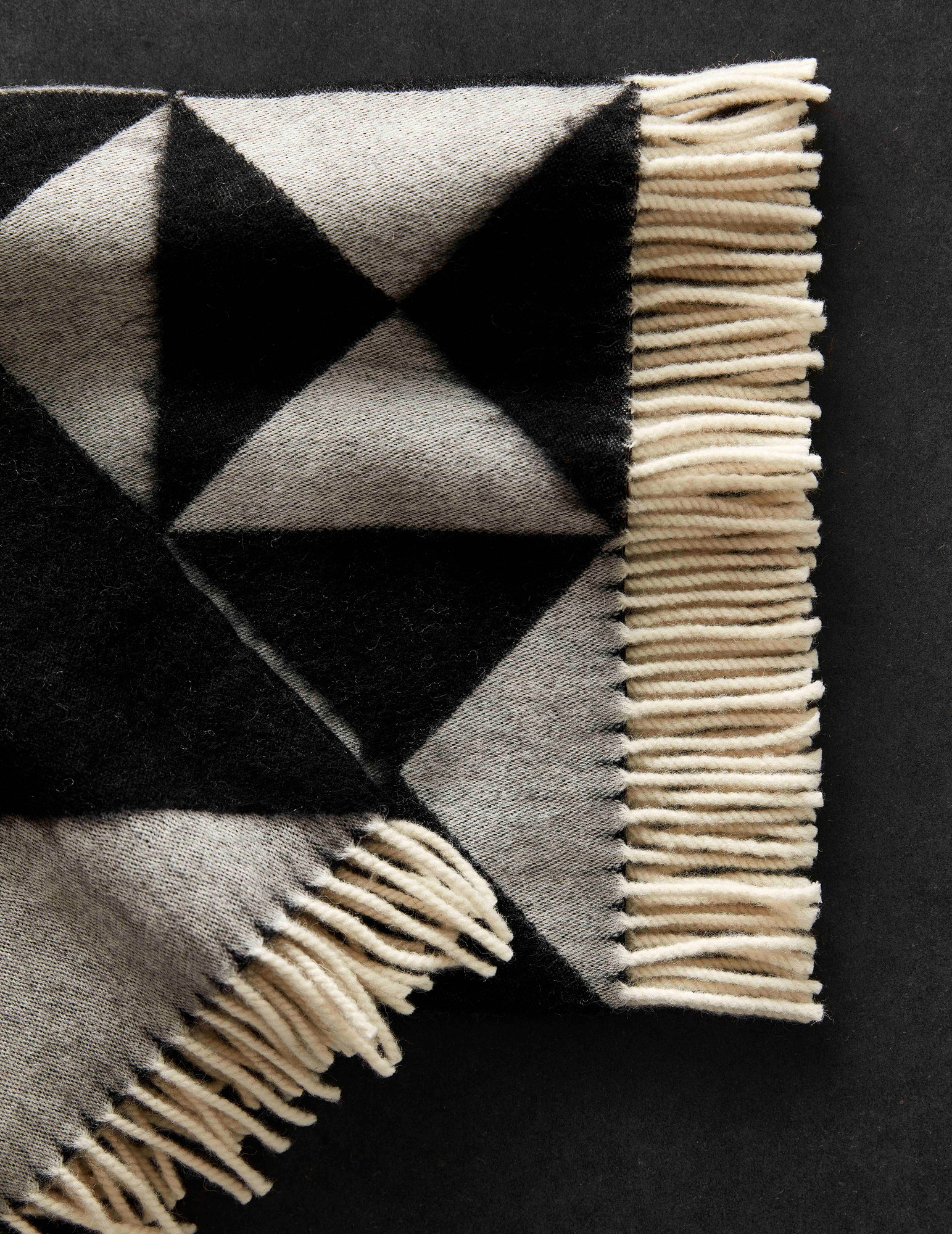 Detailaufnahme: Verpan Mirror Throw Überwurf mit geometrischem Muster und Fransen, schwarz-weiß.