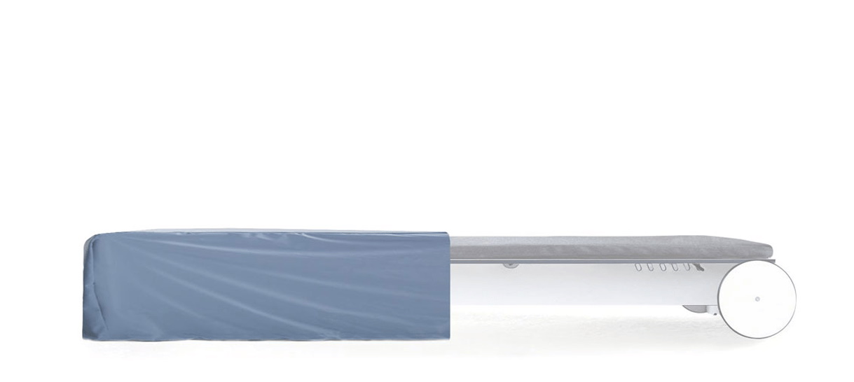 Blaue Riva Abdeckhaube von Conmoto schützt eine Gartenliege vor Witterungseinflüssen und verlängert die Lebensdauer.