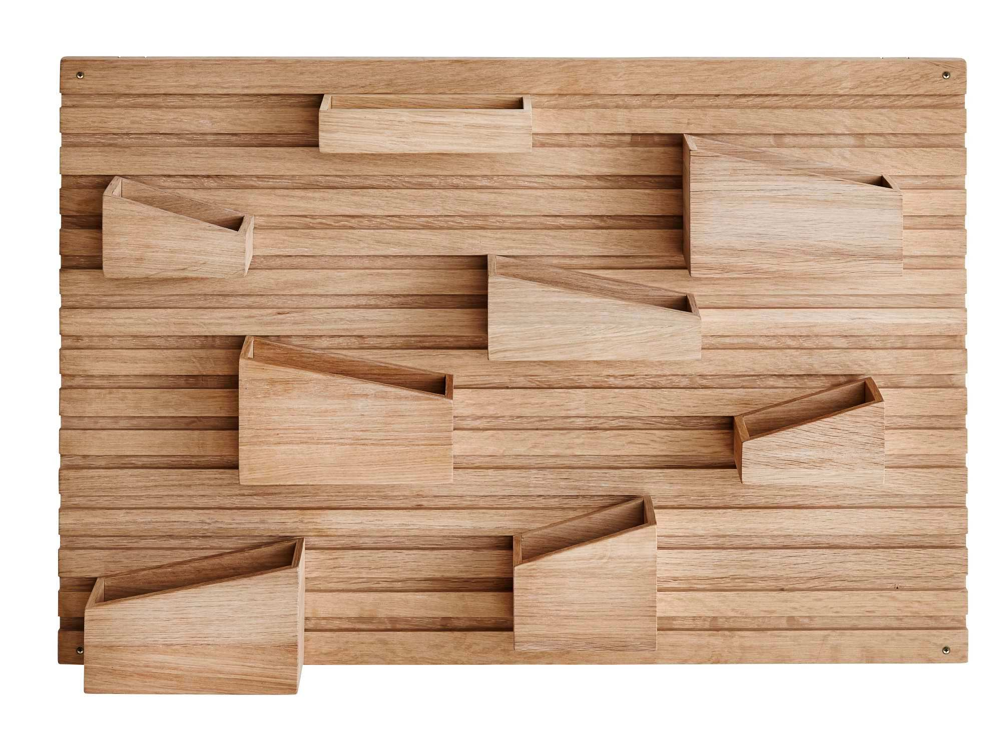 Woud Input Organizer Wandaufbewahrung aus hellem Holz mit mehreren Fächern zur Wandmontage.