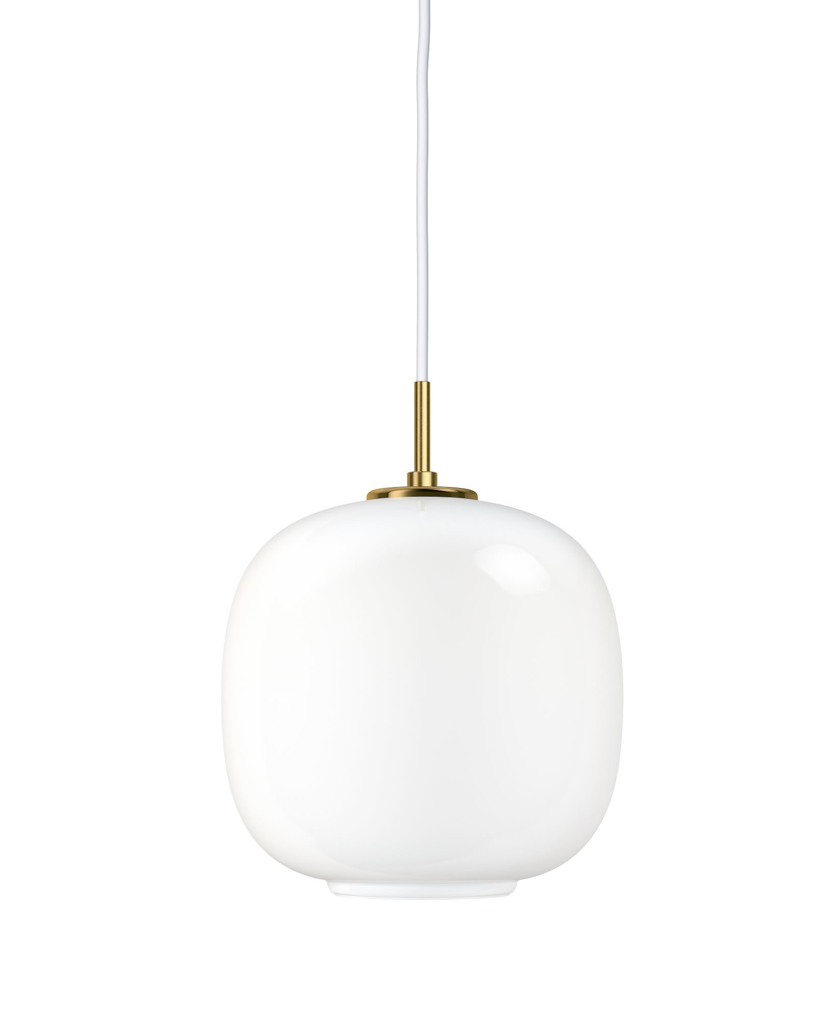 Nahaufnahme der VL45 Radiohus Pendelleuchte von Louis Poulsen, weiße Glasleuchte mit Messingdetails.