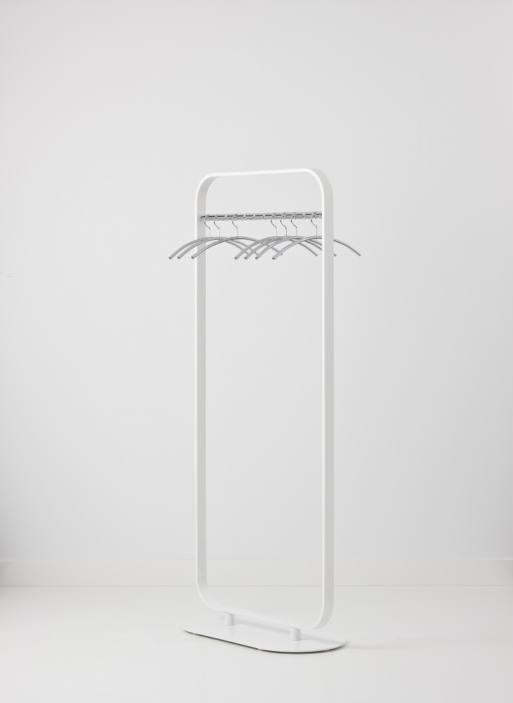 Weiße Focus Standgarderobe von Cascando mit silbernen Kleiderbügeln vor einem weißen Hintergrund. Moderne Garderobenlösung für Büro und Zuhause.