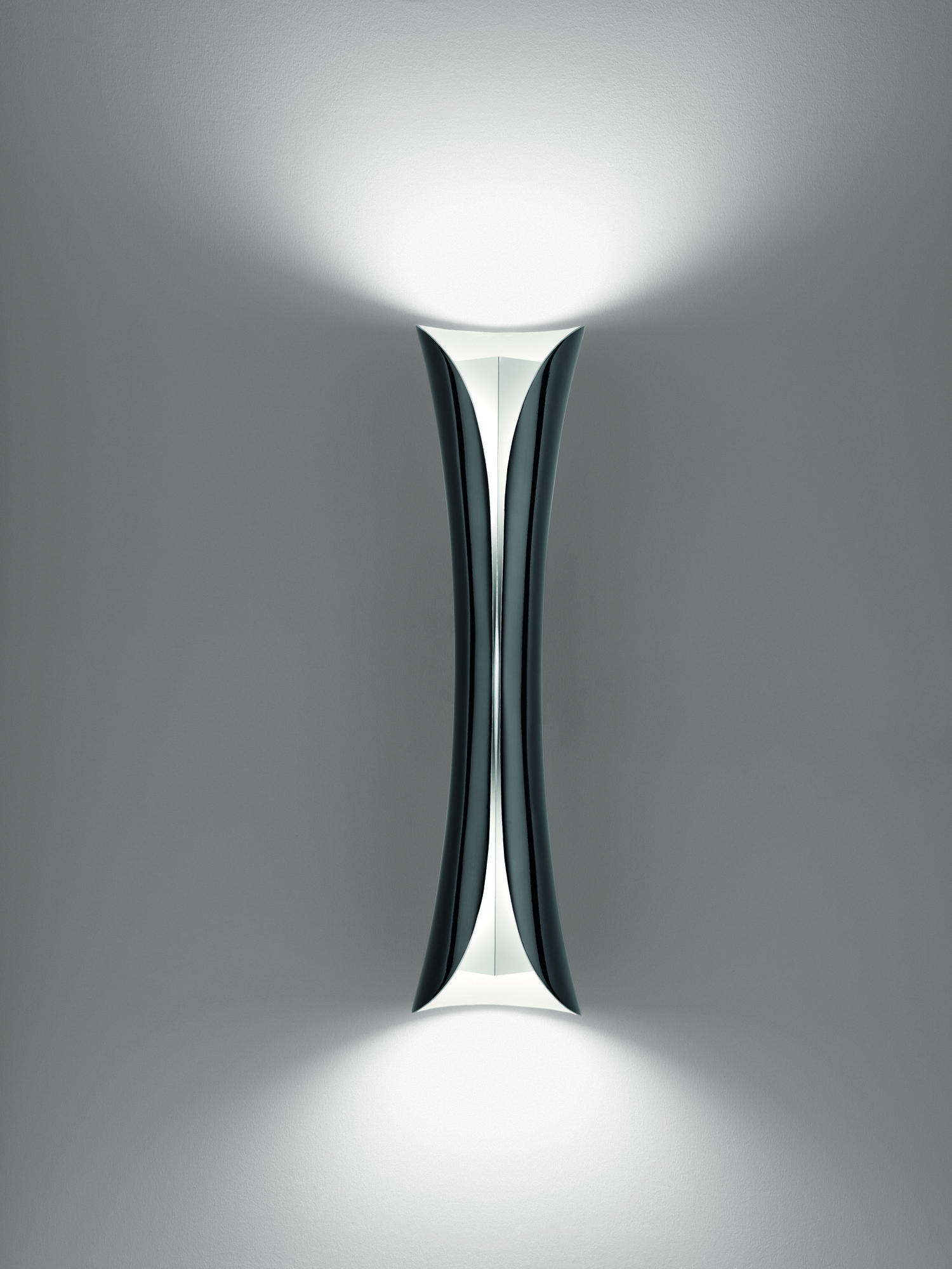 Cadmo LED Wandleuchte von Artemide, schwarz außen, weiß innen, indirekte Beleuchtung.