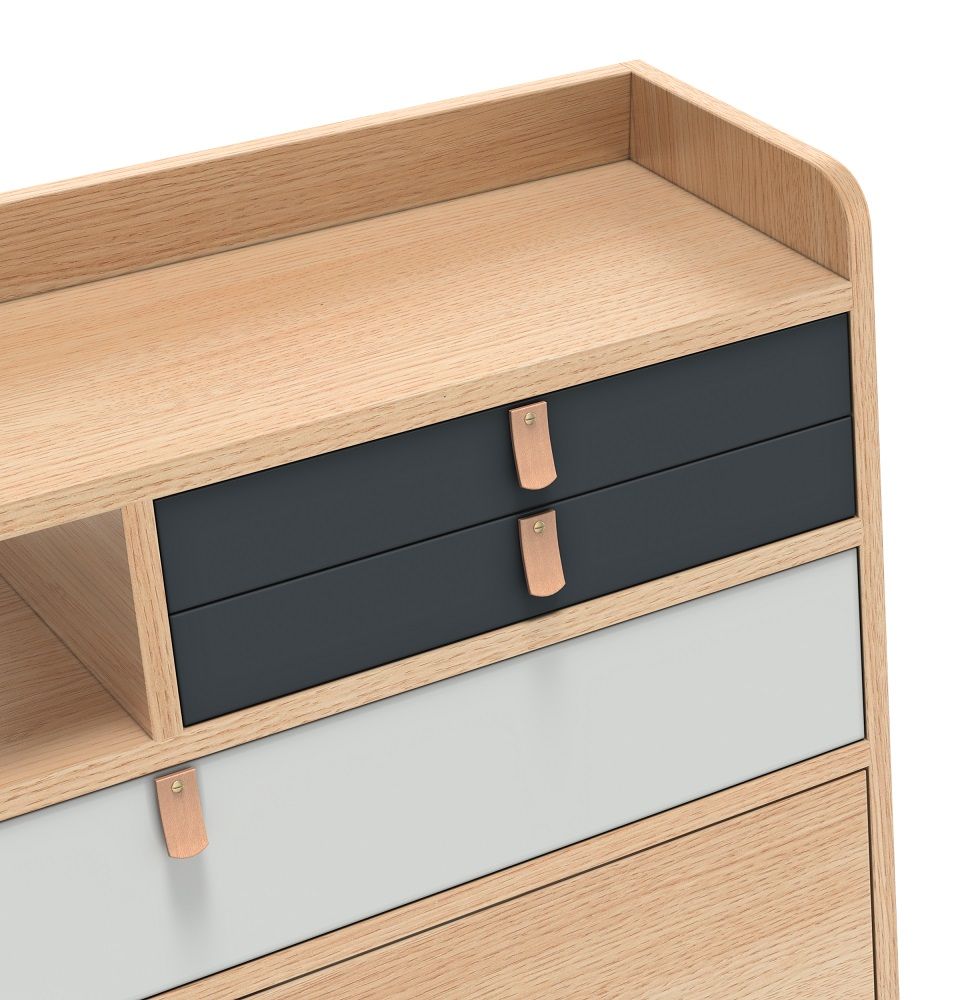 Detailaufnahme: Gaston Wandsekretär mit Schubladen in Grau und Weiß, Holzkorpus und Ledergriffen.