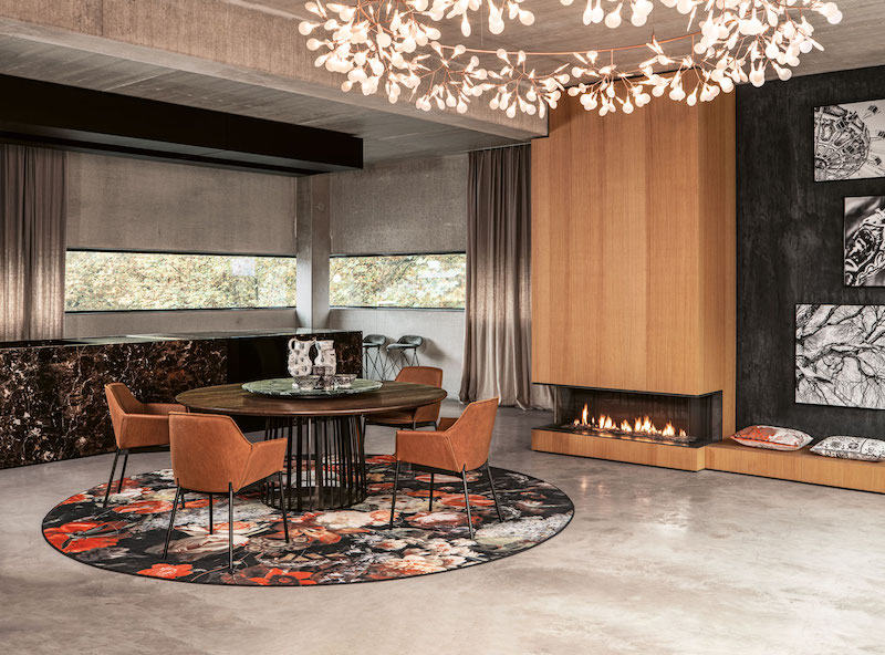 Runder Janua BC 07 Basket Tisch aus geräucherter Eiche mit schwarzem Stahlgestell in Szene gesetzt.