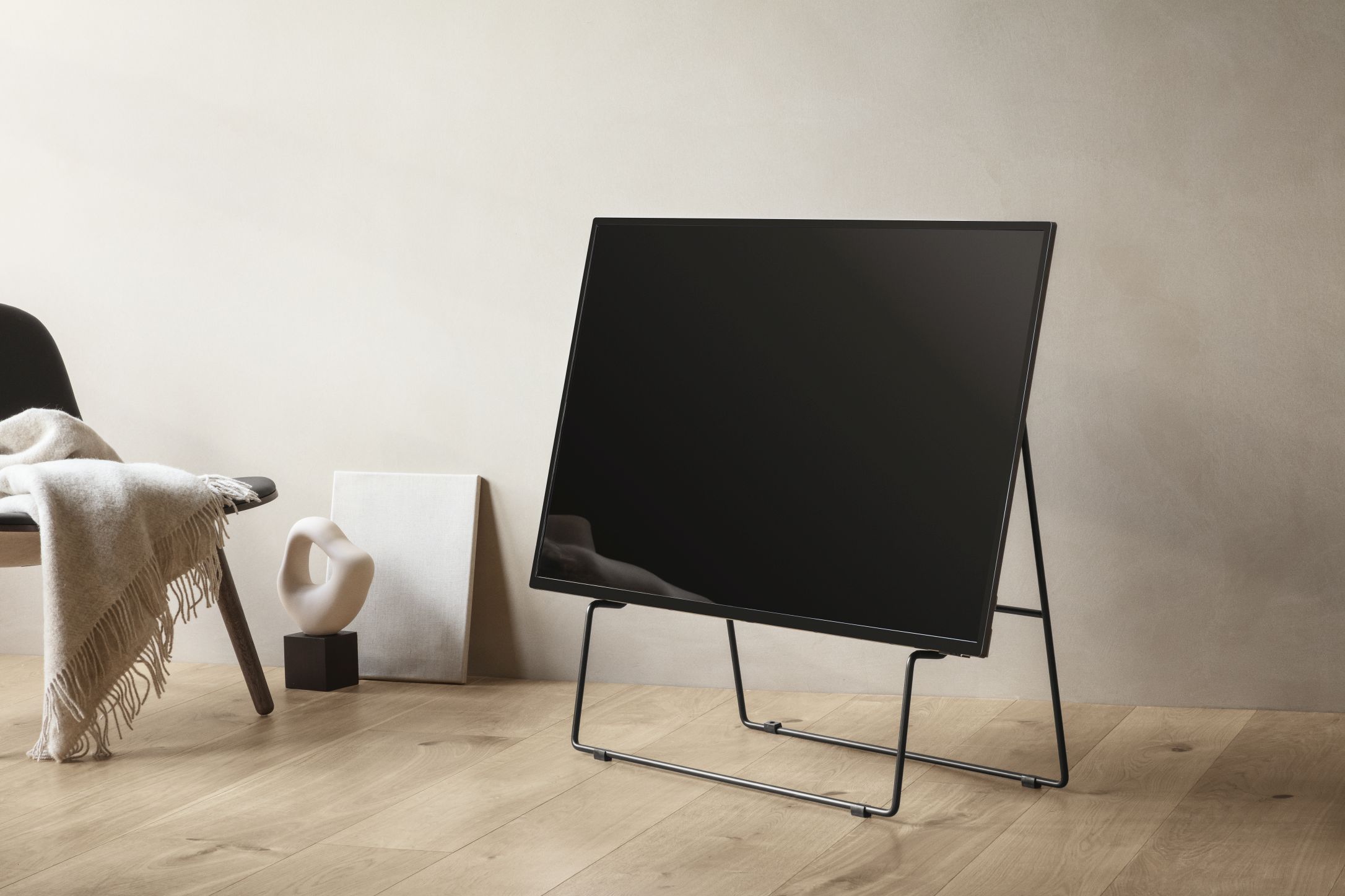 Schwarzer Carry TV-Ständer von Eva Solo mit minimalistischem Design und schlanken Metallbeinen.