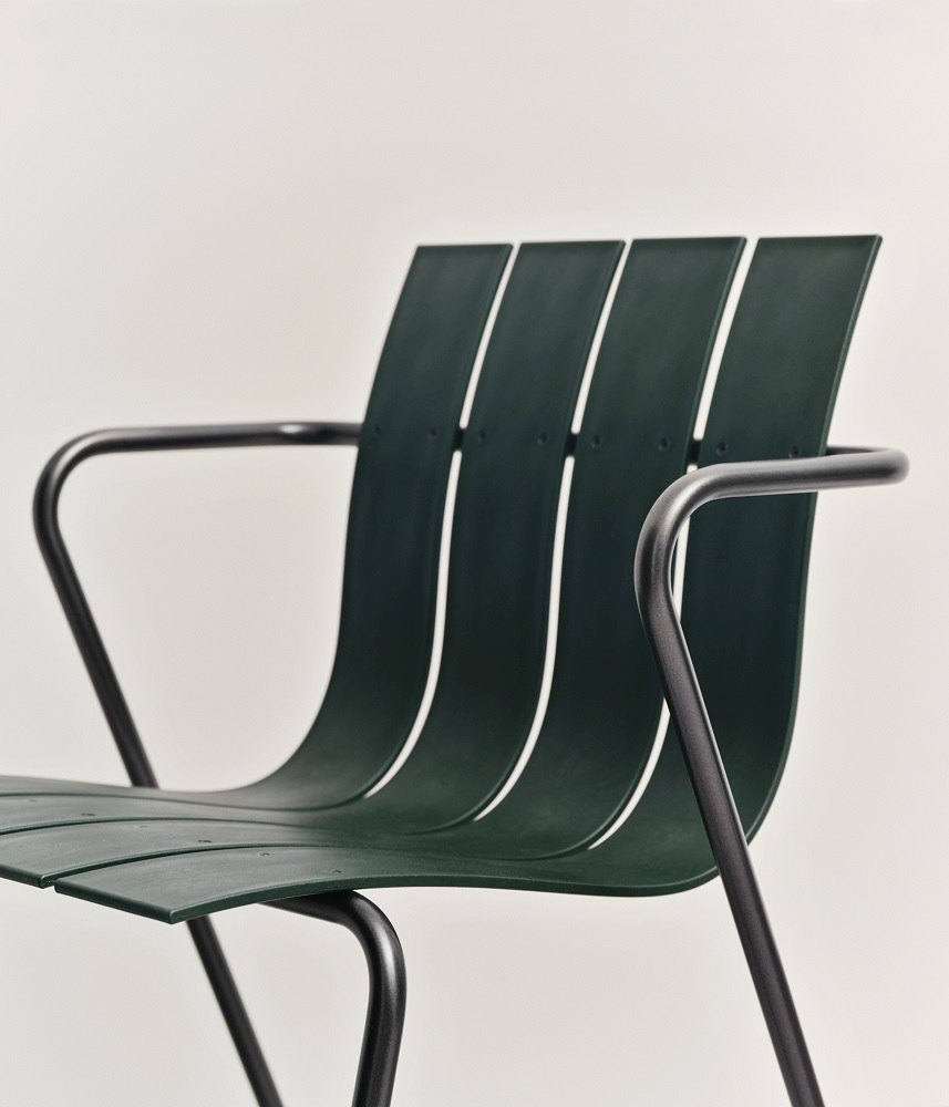 Nahaufnahme des grünen Ocean Chair Outdoor Stuhls von Mater OC2 mit Armlehnen. Gartenmöbel und Design.